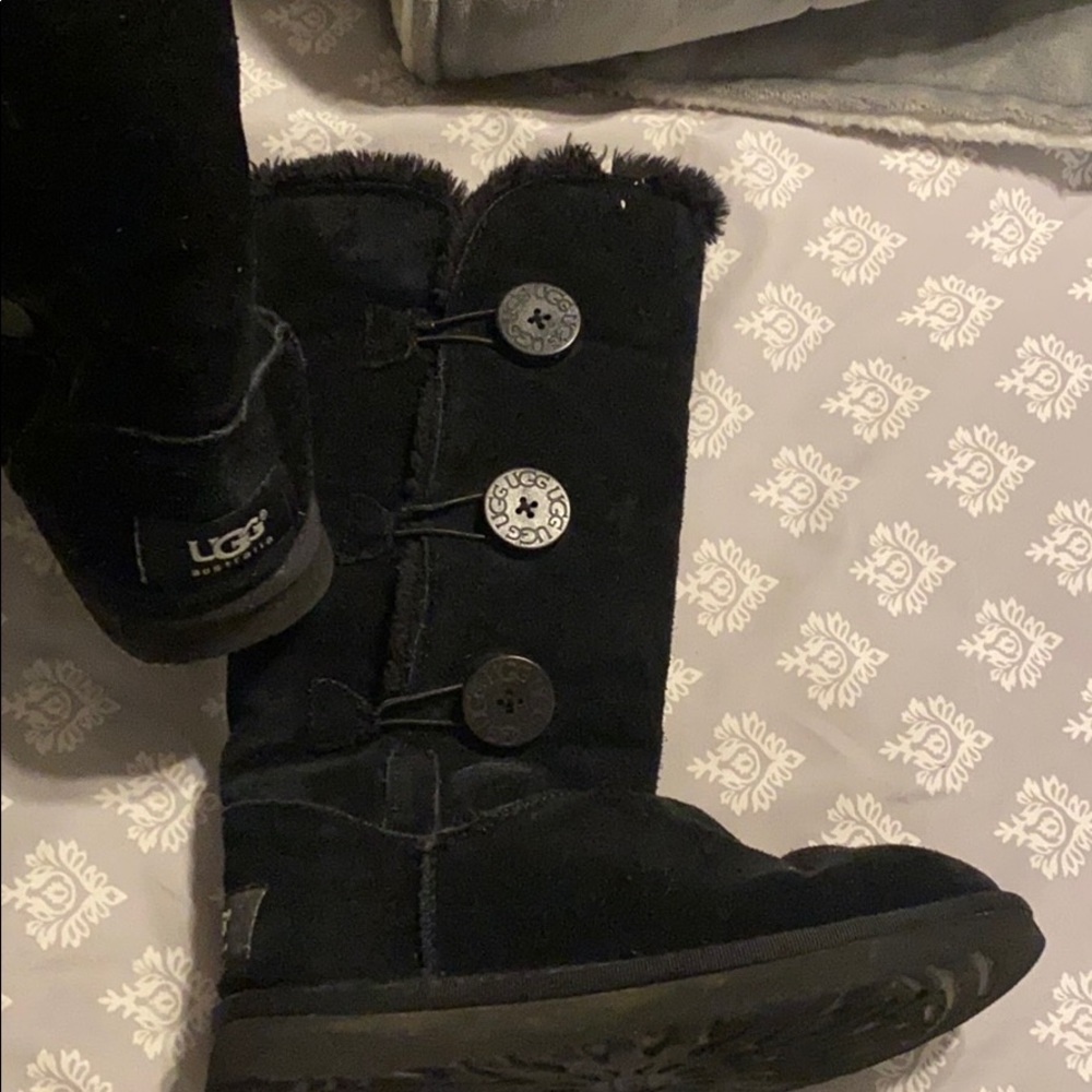 black uggs !! size 7 fit like an 8